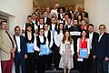 26 junge Handwerkerinnen und Handwerker durften sich über ihren Gesellenbrief freuen. Zu den Gratulanten zählten vorne links Obermeister Stefan Neuhöfer,  Bürgermeister Michael Werner (zweiter von links), Kreisrätin Juliane Demar (vorne Mitte) sowie rechts Michael Wimmel, Schulleiter der Jakob-Preh Berufschule und (zweiter von rechts) Staatssekretär des Innern, für Sport und Integration, Sandro Kirchner. Ebenso gratulierten (oben rechts) der stellvertretenden Kreishandwerksmeister Klaus Engelmann und (zweiter von rechts oben) Bruno Werner, Kreishandwerksmeister Rhön-Grabfeld.