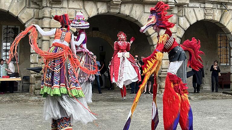Erst folkloristisch, später dann im Dunkeln illuminiert: Gagé-Stelzenläuferinnen als Blickfang. Erst folkloristisch, später dann im Dunkeln illuminiert: Gagé-Stelzenläuferinnen als Blickfang.