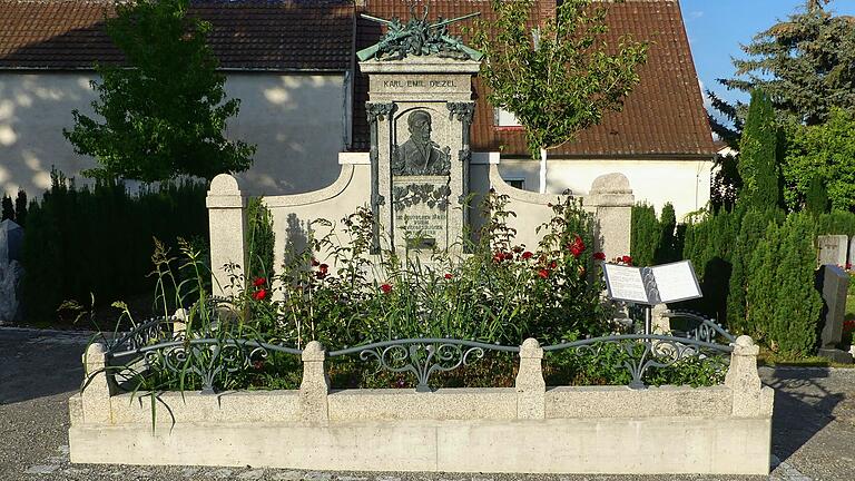 Am 16. August wird das restaurierte Denkmal für den 'Altmeister der Jägerei' Carl Emil Diezel der Öffentlichkeit präsentiert. Die Gemeinde Schwebheim lädt zusammen mit dem Jagdverband zu einer Feeirstunde in den Friedhof ein.