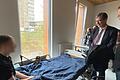 OB Christian Schuchardt und sein Amtskollege aus Lwiw, Andrij Sadovyj, im Gespräch mit Patient Wolodya. Der 30-Jährige ist nach einer Kriegsverletzung beinamputiert und liegt auf der neuen Station im 'Unbroken'-Rehabilitationszentrum in Lwiw.