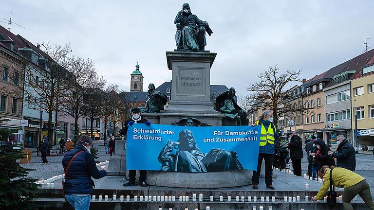 Das Bündnis 'Schweinfurter Erklärung' organisierte im Januar unter anderem eine Menschenkette auf dem Schweinfurter Marktplatz und hängte ein Transparent am Rückert-Denkmal auf. Das Bündnis 'Schweinfurter Erklärung' organisierte im Januar unter anderem eine Menschenkette auf dem Schweinfurter Marktplatz und hängte ein Transparent am Rückert-Denkmal auf.
