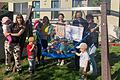Bürgermeisterin Karin Kuhn und Stefan Körner von der Sparkasse Mainfranken sowie Mitarbeiterinnen und Kinder des Kinderhauses Greußenheim bei der Scheckübergabe.