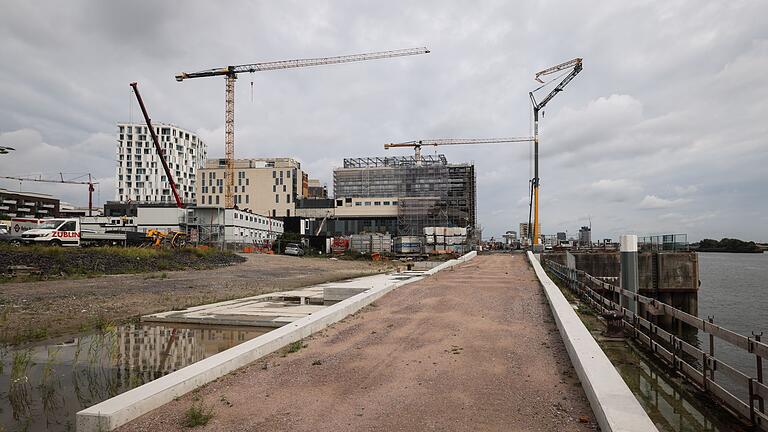 Überseequartier in der Hafencity       -  Die Eröffnung des Überseequartiers in der Hamburger Hafencity verzögert sich weiter. Nun sogar bis 2025. (Archivbild)