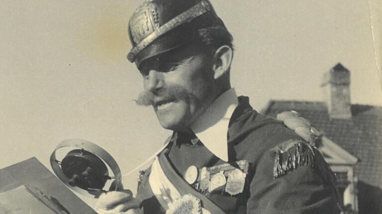 Mit Pickelhaube, Säbel und Mohnzöpfchen als Epauletten an seiner Uniform war Emil Engelbrecht in der Rolle des Polizeidieners ab 1949 eine markante Figur im Festumzug.  Fotos: Sammlung Döllinger