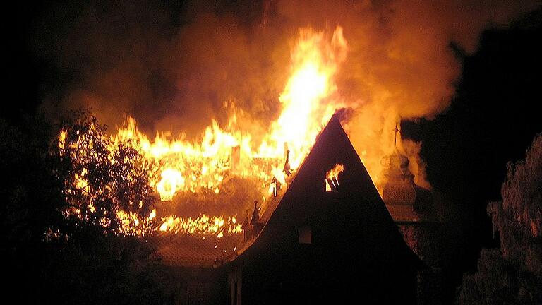 Brand in historischem Schloss Ebelsbach       -  Am 10. September 2009 wurde das Schloss bei einem Großbrand stark beschädigt.