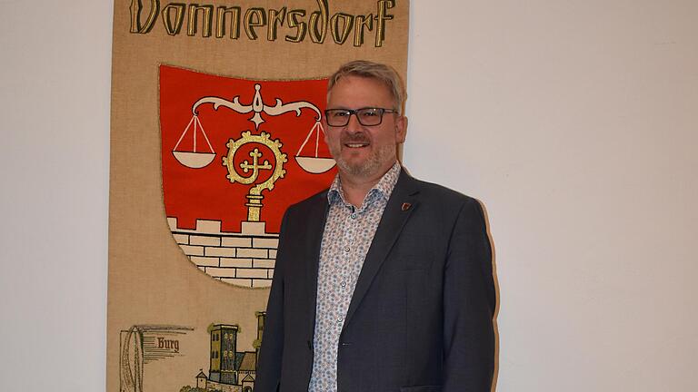 Der Donnersdorfer Bürgermeister Klaus Schenk wurde am Sonntag im Amt bestätigt. Der Donnersdorfer Bürgermeister Klaus Schenk wurde am Sonntag im Amt bestätigt.