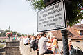 Zahlreiche Besucher genossen am vergangenen Samstag einen Schoppen auf der Alten Mainbrücke in Würzburg, was wegen der gestiegenen Corona-Zahlen am Wochenende nur bis 16 Uhr erlaubt ist. Jetzt wurden die Regeln weiter verschärft.