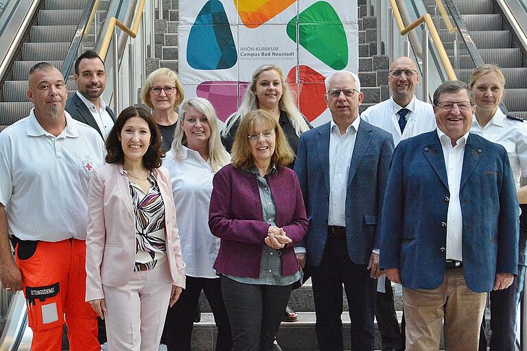 Ein ganzes Team stand am 'Gesundheitstag' am Rhön-Klinikum Campus für Vorträge, Workshops und Informationsstände zur Verfügung. Mit dabei Oberärztin Nagham Soda (2. v. li), Initiatorin des Gesundheitstages und Professor Sebastian Kerber (2. v. re.) mit Vertretern der Politik und den Ausstellern. Ein ganzes Team stand am 'Gesundheitstag' am Rhön-Klinikum Campus für Vorträge, Workshops und Informationsstände zur Verfügung. Mit dabei Oberärztin Nagham Soda (2. v. li), Initiatorin des Gesundheitstages und Professor Sebastian Kerber (2. v. re.) mit Vertretern der Politik und den Ausstellern.