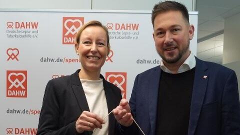 Die Vorständin des Kommunalunternehmens des Landkreises Würzburg, Eva von Vietinghoff-Scheel, mit DAHW-Vorstand Patrick Georg während der Spendenübergabe in der Zentrale der Würzburger Hilfsorganisation