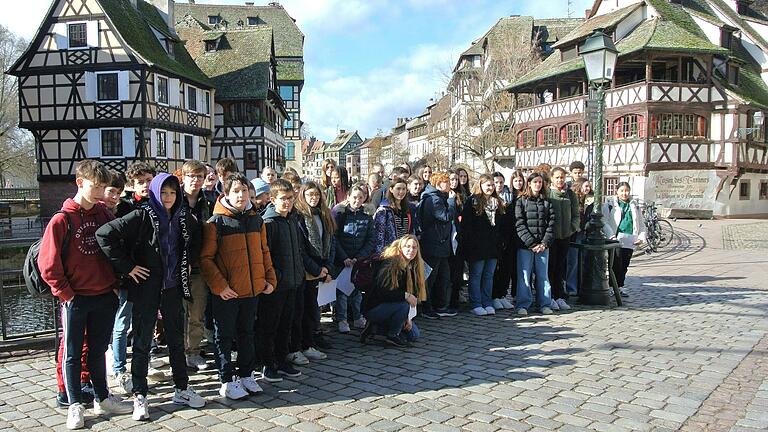 Die Schülerinnen der MWS Würzburg gemeinsam unterwegs in Straßburg mit ihren französischen AustauschpartenerInnen.