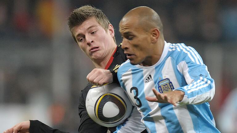 Toni Kroos - Im Testspiel gegen Argentinien am 3. März 2010 feierte Toni Kroos sein Nationalmannschafts-Debüt. Toni Kroos - Im Testspiel gegen Argentinien am 3. März 2010 feierte Toni Kroos sein Nationalmannschafts-Debüt.