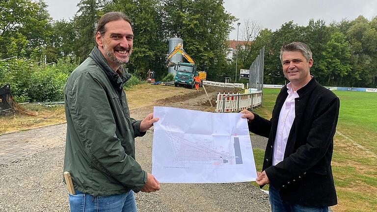 Die Vorbereitungen für das neue Technik-Gebäude für das Freibad in Mellrichstadt haben begonnen. Derzeit werden im Bereich zwischen Schwimmbad und Sportplatz Versorgungsleitungen verlegt. Im Bild Architekt Dominik Wukowojac (links) und Bürgermeister Michael Kraus.