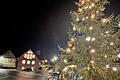 Passend zur Weihnachtsstimmung am Dorfplatz mit dem Rathaus im Hintergrund, verteilte der Gemeinderat Aubstadt Zuwendungen für die örtlichen Vereine