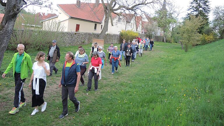 Am Donnerstagabend war die Fladunger Bewegungsgruppe zum 75. Male unterwegs, um „dem Diabetes davonzulaufen“; diesmal angeführt von Christof Wehner, Daniela Derleth (DDD-Koordinatorin) und Johannes Kiep vom Fördermittelgeber AOK (vordere Reihe von rechts nach links).