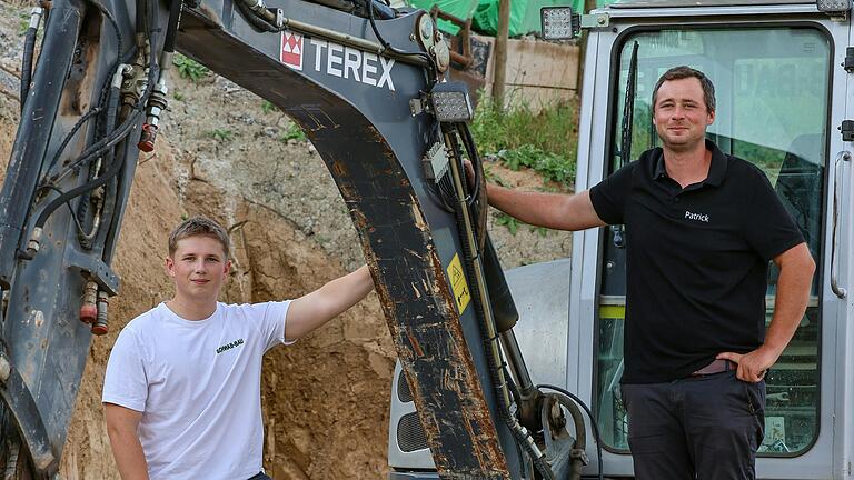 Maurer- und Betonbaumeister Patrick Schwab (rechts) mit seinem Lehrling Sam Hedicke.