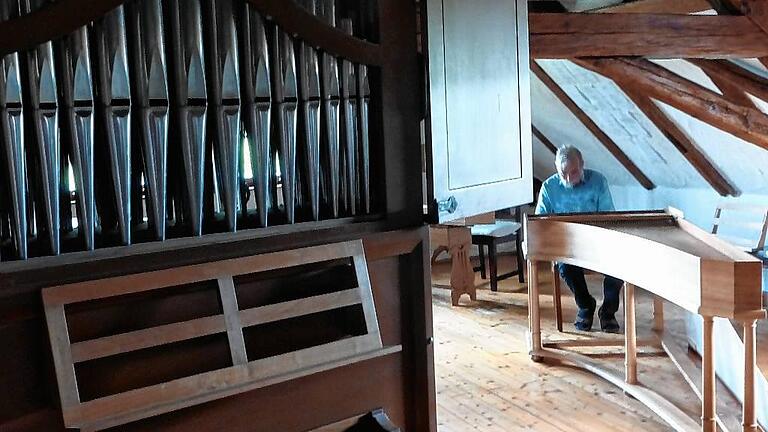 Blick in den großen „Balkensaal“ der Rehweiler Akademie mit Prozessionsorgel und weiteren Instrumenten. Blick in den großen „Balkensaal“ der Rehweiler Akademie mit Prozessionsorgel und weiteren Instrumenten.