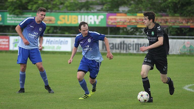 Jakob Kemmer (rechts) von der (SG) Gerolzhofen II/Michelau zieht an Geiselwinds Dominik Brünner (Mitte) und seinem Mitspieler vorbei. Jakob Kemmer (rechts) von der (SG) Gerolzhofen II/Michelau zieht an Geiselwinds Dominik Brünner (Mitte) und seinem Mitspieler vorbei.