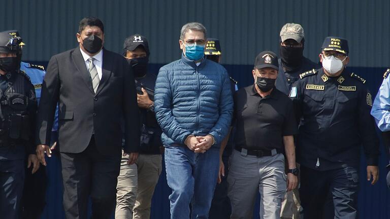 Juan Orlando Hernandez - Soll unter anderem auch dem in US-Haft sitzenden mexikanischen Ex-Kartellchef Joaquín „El Chapo” Guzmán geholfen haben, Kokain über Honduras in Richtung USA zu schleusen: Juan Orlando Hernandez (M.). Juan Orlando Hernandez - Soll unter anderem auch dem in US-Haft sitzenden mexikanischen Ex-Kartellchef Joaquín „El Chapo” Guzmán geholfen haben, Kokain über Honduras in Richtung USA zu schleusen: Juan Orlando Hernandez (M.).