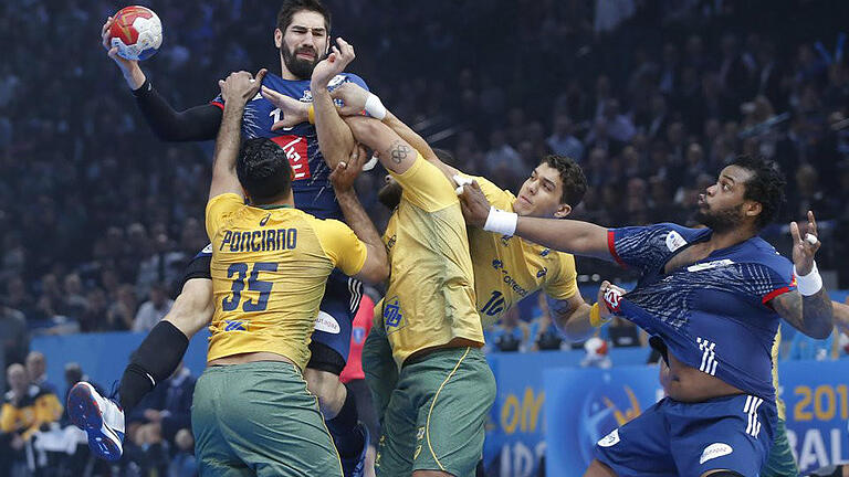 Angriff       -  Brasiliens Verteidiger versuchen den Franzosen Nikolas Karabatic (oben) am Wurf zu hindern. Foto: Michel Euler/AP