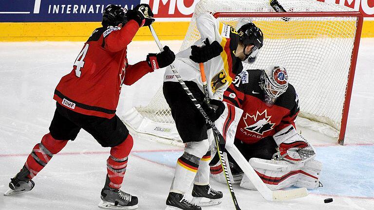 Vergeben       -  Leon Draisaitl (M) scheitert an Kanadas Goalie Calvin Pickard (r). Foto: Monika Skolimowska