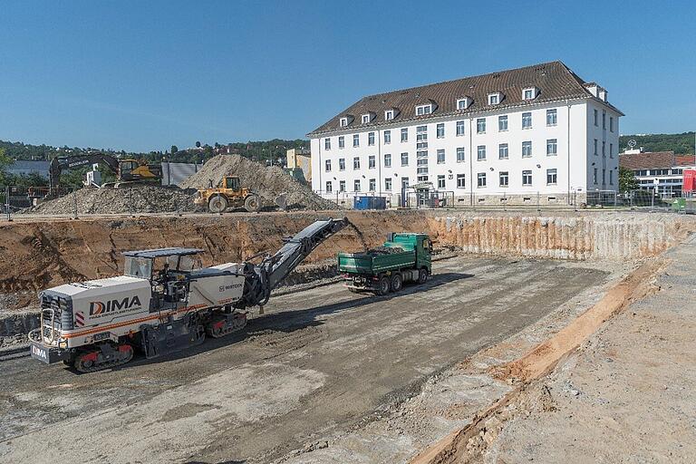 Die Herstellung der Baugrube für das Unterkunftsgebäude. Die Herstellung der Baugrube für das Unterkunftsgebäude.