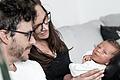 Sabrina Hüther und Christopher Voll mit ihrer Tochter Mara Aura.