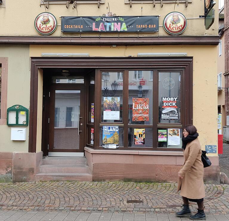 Die 'Zapfhahn'-Schaufenster am Oberen Marktplatz dienen nur noch als Plakatwand. Die 'Zapfhahn'-Schaufenster am Oberen Marktplatz dienen nur noch als Plakatwand.