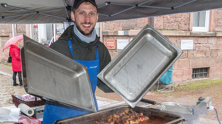 Zahlreiche Marktständler und die heimischen Geschäfte und Gastronomiebetriebe offerierten beim Gemündner Frühjahrsmarkt vielfältige Waren, Aktionen und Angebote.