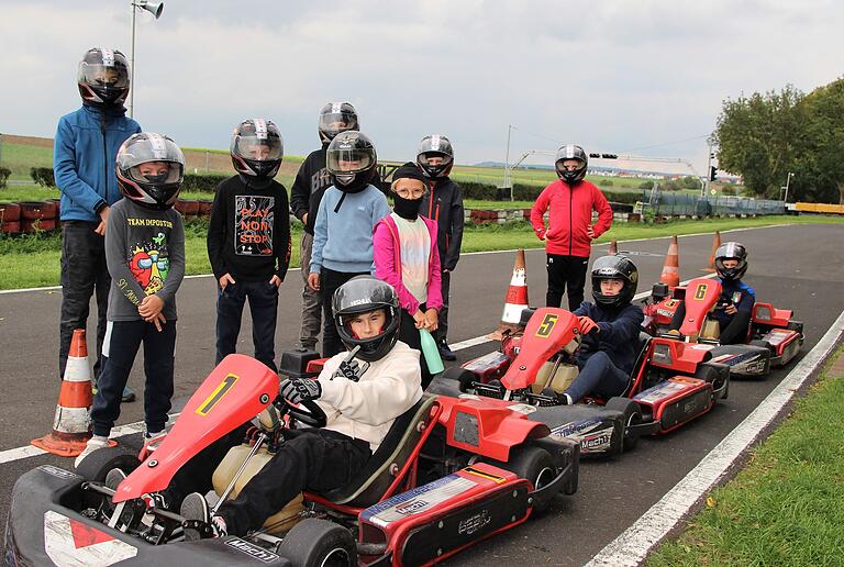 Mit Helmen und jeder Menge Nervenkitzel: Die Ferienspaßkinder auf der Kart-Rennstrecke in Gerolzhofen. Mit Helmen und jeder Menge Nervenkitzel: Die Ferienspaßkinder auf der Kart-Rennstrecke in Gerolzhofen.