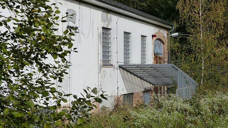 Die Bundesanstalt für Immobilienaufgaben verkauft einen Teil der ehemaligen US-Funksendestelle in Breitsol. Im Bild ist die Südost-Ansicht des Betriebsgebäudes auf dem Grundstück 'Breitsol 3' zu sehen.