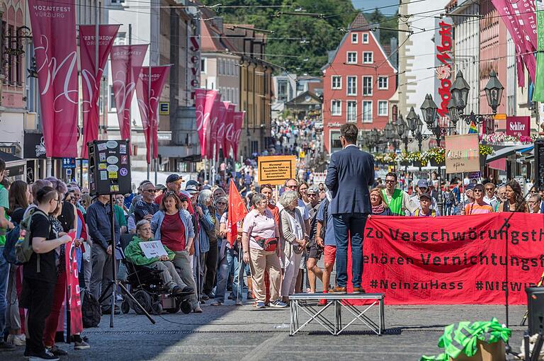 Der OB als öffentliche Person: Christian Schuchardt bei einer Rede auf einer Demokratie-Kundgebung im Juni 2024. Der OB als öffentliche Person: Christian Schuchardt bei einer Rede auf einer Demokratie-Kundgebung im Juni 2024.