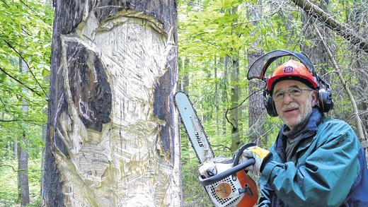 Koppenwinder Glocke: Der Gerolzhöfer Bildhauer Florian Tully arbeitet an dem Wildschwein, das der Sage nach im Wald eine Glocke ausgegraben haben soll. Koppenwinder Glocke: Der Gerolzhöfer Bildhauer Florian Tully arbeitet an dem Wildschwein, das der Sage nach im Wald eine Glocke ausgegraben haben soll.