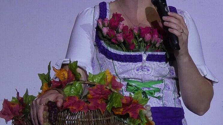 Im feschen Dirndl führte Julia Melchior charmant und lustig durch das Programm.