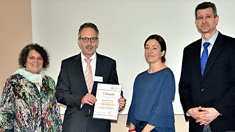 Überreichung des Zertifikats 'Selbsthilfefreundliche Rehabilitationsklinik' an die Klinikleitung der Rehaklinik Am Kurpark (von links) Lisbeth Wagner, Bayerische Koordinatorin des Netzwerks Selbsthilfefreundlichkeit und Patientenorientierung im Gesundheitswesen, Privatdozent Dr. Andreas Willer, Chefarzt, Lisa Reupke, Selbsthilfebeauftragte der Klinik, und Holger Metz, Kaufmännischer Leiter. Foto: Markus Staubach - Überreichung des Zertifikats 'Selbsthilfefreundliche Rehabilitationsklinik' an die Klinikleitung der Rehaklinik Am Kurpark (von links) Lisbeth Wagner, Bayerische Koordinatorin des Netzwerks Selbsthilfefreundlichkeit und Patientenorientierung im Gesundheitswesen, Privatdozent Dr. Andreas Willer, Chefarzt, Lisa Reupke, Selbsthilfebeauftragte der Klinik, und Holger Metz, Kaufmännischer Leiter. Foto: Markus Staubach Überreichung des Zertifikats 'Selbsthilfefreundliche Rehabilitationsklinik' an die Klinikleitung der Rehaklinik Am Kurpark (von links) Lisbeth Wagner, Bayerische Koordinatorin des Netzwerks Selbsthilfefreundlichkeit und Patientenorientierung im Gesundheitswesen, Privatdozent Dr. Andreas Willer, Chefarzt, Lisa Reupke, Selbsthilfebeauftragte der Klinik, und Holger Metz, Kaufmännischer Leiter. Foto: Markus Staubach - Überreichung des Zertifikats 'Selbsthilfefreundliche Rehabilitationsklinik' an die Klinikleitung der Rehaklinik Am Kurpark (von links) Lisbeth Wagner, Bayerische Koordinatorin des Netzwerks Selbsthilfefreundlichkeit und Patientenorientierung im Gesundheitswesen, Privatdozent Dr. Andreas Willer, Chefarzt, Lisa Reupke, Selbsthilfebeauftragte der Klinik, und Holger Metz, Kaufmännischer Leiter. Foto: Markus Staubach