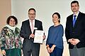 Überreichung des Zertifikats 'Selbsthilfefreundliche Rehabilitationsklinik' an die Klinikleitung der Rehaklinik Am Kurpark (von links) Lisbeth Wagner, Bayerische Koordinatorin des Netzwerks Selbsthilfefreundlichkeit und Patientenorientierung im Gesundheitswesen, Privatdozent Dr. Andreas Willer, Chefarzt, Lisa Reupke, Selbsthilfebeauftragte der Klinik, und Holger Metz, Kaufmännischer Leiter.  Foto: Markus Staubach       -  Überreichung des Zertifikats 'Selbsthilfefreundliche Rehabilitationsklinik' an die Klinikleitung der Rehaklinik Am Kurpark (von links) Lisbeth Wagner, Bayerische Koordinatorin des Netzwerks Selbsthilfefreundlichkeit und Patientenorientierung im Gesundheitswesen, Privatdozent Dr. Andreas Willer, Chefarzt, Lisa Reupke, Selbsthilfebeauftragte der Klinik, und Holger Metz, Kaufmännischer Leiter.  Foto: Markus Staubach