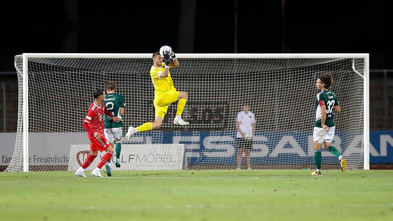 Sicherer Rückhalt: Der Schweinfurter Keeper Nico Stephan (Mitte), der hier den Ball kurz vor Ende der Partie gegen Bayern München II aus der Luft pflückt, hielt seinen Kasten sauber. Sicherer Rückhalt: Der Schweinfurter Keeper Nico Stephan (Mitte), der hier den Ball kurz vor Ende der Partie gegen Bayern München II aus der Luft pflückt, hielt seinen Kasten sauber. 