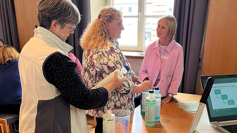 Margit Fieger, Fachwirtin für Reinigungs- und Hygienetechnik (Bildmitte) bot einen fir-menunabhängigen Überblick der innovativen Möglichkeiten für die Reinigung von Bodenbelägen. Margit Fieger, Fachwirtin für Reinigungs- und Hygienetechnik (Bildmitte) bot einen fir-menunabhängigen Überblick der innovativen Möglichkeiten für die Reinigung von Bodenbelägen.