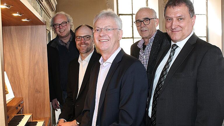 Begeistert von Klang der restaurierten und erweiterten Kirchenorgel in der Oberstreuer Pfarrkirche: (von links) Orgelbaumeister Christoph Schindler, Pfarrer Thomas Menzel, Organist Wolfgang Heuring, Orgelbaumeister Günter Hoffmann und Kirchenpfleger Michael Türk. Begeistert von Klang der restaurierten und erweiterten Kirchenorgel in der Oberstreuer Pfarrkirche: (von links) Orgelbaumeister Christoph Schindler, Pfarrer Thomas Menzel, Organist Wolfgang Heuring, Orgelbaumeister Günter Hoffmann und Kirchenpfleger Michael Türk.