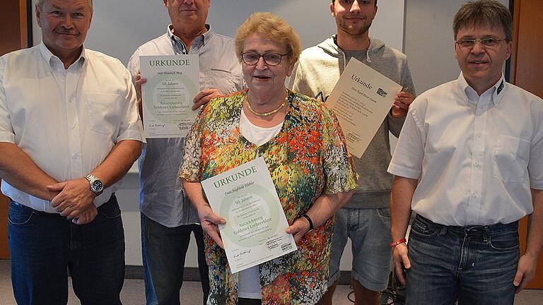 Für 50 Jahre unfallfreies Fahren ehrten Kreisverkehrswacht-Vorsitzender Georg Rochler (links) und Geschäftsführer Frank Englert (rechts) Heinrich May (Zweiter von links) und Sieglinde Hübler. Für 30 Jahre verkehrssicheres Fahren wurde Karl-Peter Sturm ausgezeichnet, hier vertreten durch seinen Sohn Karl. Foto Nerche-Wolf Für 50 Jahre unfallfreies Fahren ehrten Kreisverkehrswacht-Vorsitzender Georg Rochler (links) und Geschäftsführer Frank Englert (rechts) Heinrich May (Zweiter von links) und Sieglinde Hübler. Für 30 Jahre verkehrssicheres Fahren wurde Karl-Peter Sturm ausgezeichnet, hier vertreten durch seinen Sohn Karl. Foto Nerche-Wolf