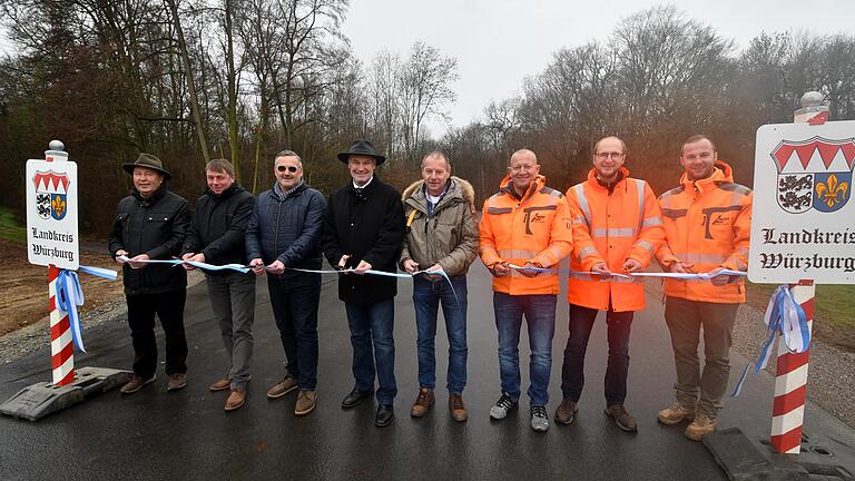 Die neue Straße zwischen Riedenheim und Stalldorf ist wieder frei. Im Bild (von links) der Leiter der Straßenmeisterei Ochsenfurt, Thomas Bambach, Ralf Roch und Elmar Reusch (Strabag AG), Landrat Eberhard Nuß, Bürgermeister Edwin Fries, Ralf Stegmeier (Trend Bau), Andreas Steiger vom Staatlichen Bauamt sowie Sebastian Full (Trend Bau). Die neue Straße zwischen Riedenheim und Stalldorf ist wieder frei. Im Bild (von links) der Leiter der Straßenmeisterei Ochsenfurt, Thomas Bambach, Ralf Roch und Elmar Reusch (Strabag AG), Landrat Eberhard Nuß, Bürgermeister Edwin Fries, Ralf Stegmeier (Trend Bau), Andreas Steiger vom Staatlichen Bauamt sowie Sebastian Full (Trend Bau).