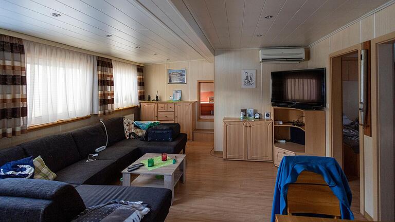 Verbringt Familie Brustmann Weihnachten an Bord, wird in der geräumigen Wohnung unter Deck auch ein Weihnachtsbaum aufgestellt. Verbringt Familie Brustmann Weihnachten an Bord, wird in der geräumigen Wohnung unter Deck auch ein Weihnachtsbaum aufgestellt.