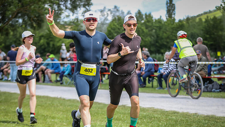 Rund 800 Sportler nehmen am Sonntag 16.06.24 am Lifestyle Würzburg Triathlon am Erlabrunner See teil.