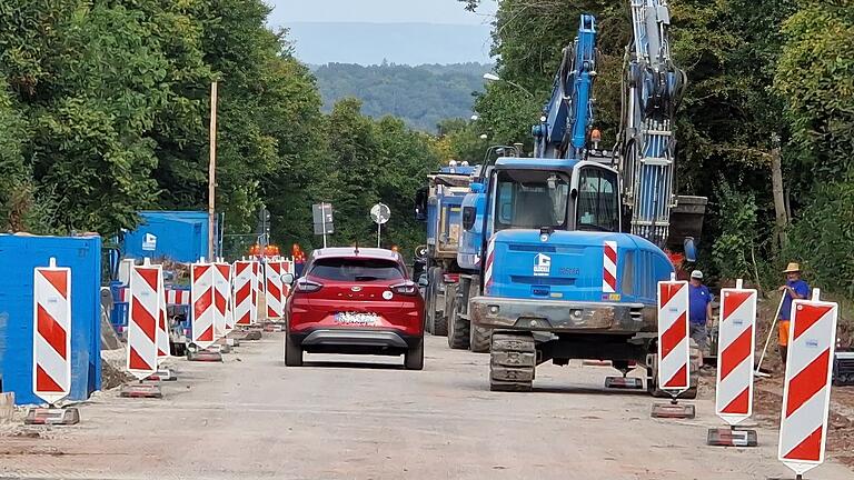Im Bereich von der Einmündung der Friedrich-List-Straße bis zur Salinenstraße läuft der Verkehr einspurig durch die Baustelle. - Im Bereich von der Einmündung der Friedrich-List-Straße bis zur Salinenstraße läuft der Verkehr einspurig durch die Baustelle. Im Bereich von der Einmündung der Friedrich-List-Straße bis zur Salinenstraße läuft der Verkehr einspurig durch die Baustelle. - Im Bereich von der Einmündung der Friedrich-List-Straße bis zur Salinenstraße läuft der Verkehr einspurig durch die Baustelle.