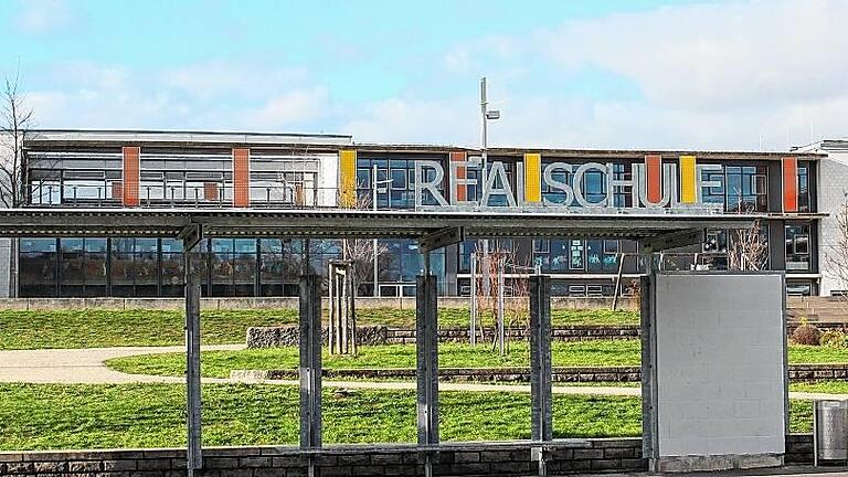 Ungewohntes Bild: Über der Haltestelle in der Glauberstraße in Kitzingen steht nur noch Realschule. Richard Rother wurde gelöscht. Offiziell heißt die Schule ab 1. Januar 2016 Staatliche Realschule Kitzingen. FOTO Hohler