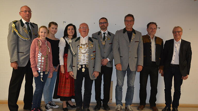 Die Mitglieder des Schützenverein Sackenbach ermittelten ihren Schützenkönig. Im&nbsp;Bild von links: Peter Sopp, Blanka Peters, Lena Schoppel, Vera Nätscher, Josef Vormwald, Thomas Baumeister, Jürgen Christ, Klaus Dietrich und Rudi Albert.