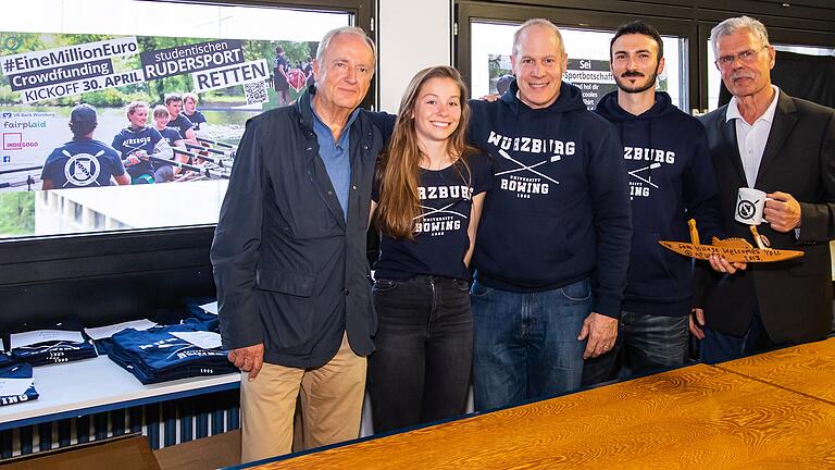 Ende April wurde die Crowdfunding-Aktion für die Ruderer im Uni-Sportzentrum vorgestellt. Mit dabei waren (von links) Lando Lotter (Juristischer Betreuer), Sina Schäfer (Botschafterin und erfolgreiche Ruderin), Philo Holland (Zweiter Vorsitzender des Fördervereins), Andreas Petko (Vorsitzender des Fördervereins) und Jochen Henzel (Dozent für Rudern, ehemaliger Vorsitzender des Fördervereins). Ende April wurde die Crowdfunding-Aktion für die Ruderer im Uni-Sportzentrum vorgestellt. Mit dabei waren (von links) Lando Lotter (Juristischer Betreuer), Sina Schäfer (Botschafterin und erfolgreiche Ruderin), Philo Holland (Zweiter Vorsitzender des Fördervereins), Andreas Petko (Vorsitzender des Fördervereins) und Jochen Henzel (Dozent für Rudern, ehemaliger Vorsitzender des Fördervereins).