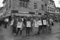 Am 6. August 1983 demonstrierten Mitglieder der neu gegründeten Bad Kissinger Friedensinitiative in der Innenstadt zum Jahrestag der Zerstörung der japanischen Stadt Hiroshima. Foto: Archiv/Koch       -  Am 6. August 1983 demonstrierten Mitglieder der neu gegründeten Bad Kissinger Friedensinitiative in der Innenstadt zum Jahrestag der Zerstörung der japanischen Stadt Hiroshima. Foto: Archiv/Koch