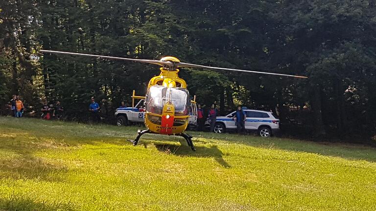 Mit dem Rettungshubschrauber wurde der schwer verletzter Mountainbiker ins Klinikum Fulda geflogen. Mit dem Rettungshubschrauber wurde der schwer verletzter Mountainbiker ins Klinikum Fulda geflogen.