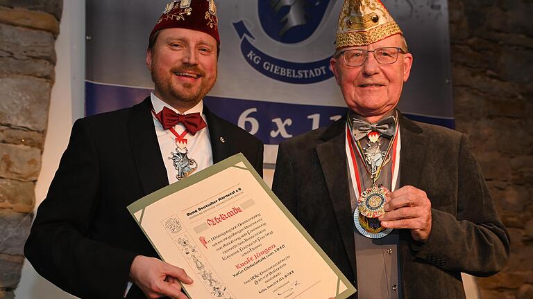 Mit dem Verdienstorden in Gold mit Diamanten des Bundes Deutscher Karneval überreichte der Bezirkspräsident des Fastnachtsverbands Franken, Tobias Brand, die höchste Auszeichnung des deutschen Faschings an Jürgen Kraft von der KG Giebelstadt. Mit dem Verdienstorden in Gold mit Diamanten des Bundes Deutscher Karneval überreichte der Bezirkspräsident des Fastnachtsverbands Franken, Tobias Brand, die höchste Auszeichnung des deutschen Faschings an Jürgen Kraft von der KG Giebelstadt.