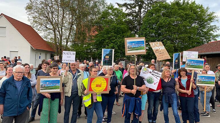 Zahlreiche Menschen protestierten vor dem Gefiga-Heim in Westheim gegen eine Erweiterung des Gewerbegebietes bei dem Stadtteil.